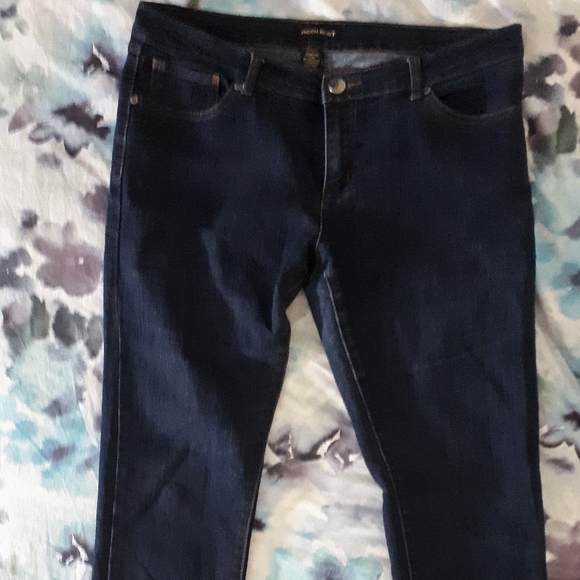 ๐๏ธ$5 ADD ON Request Dark Wash Skinny Jean - Picture 2 of 5